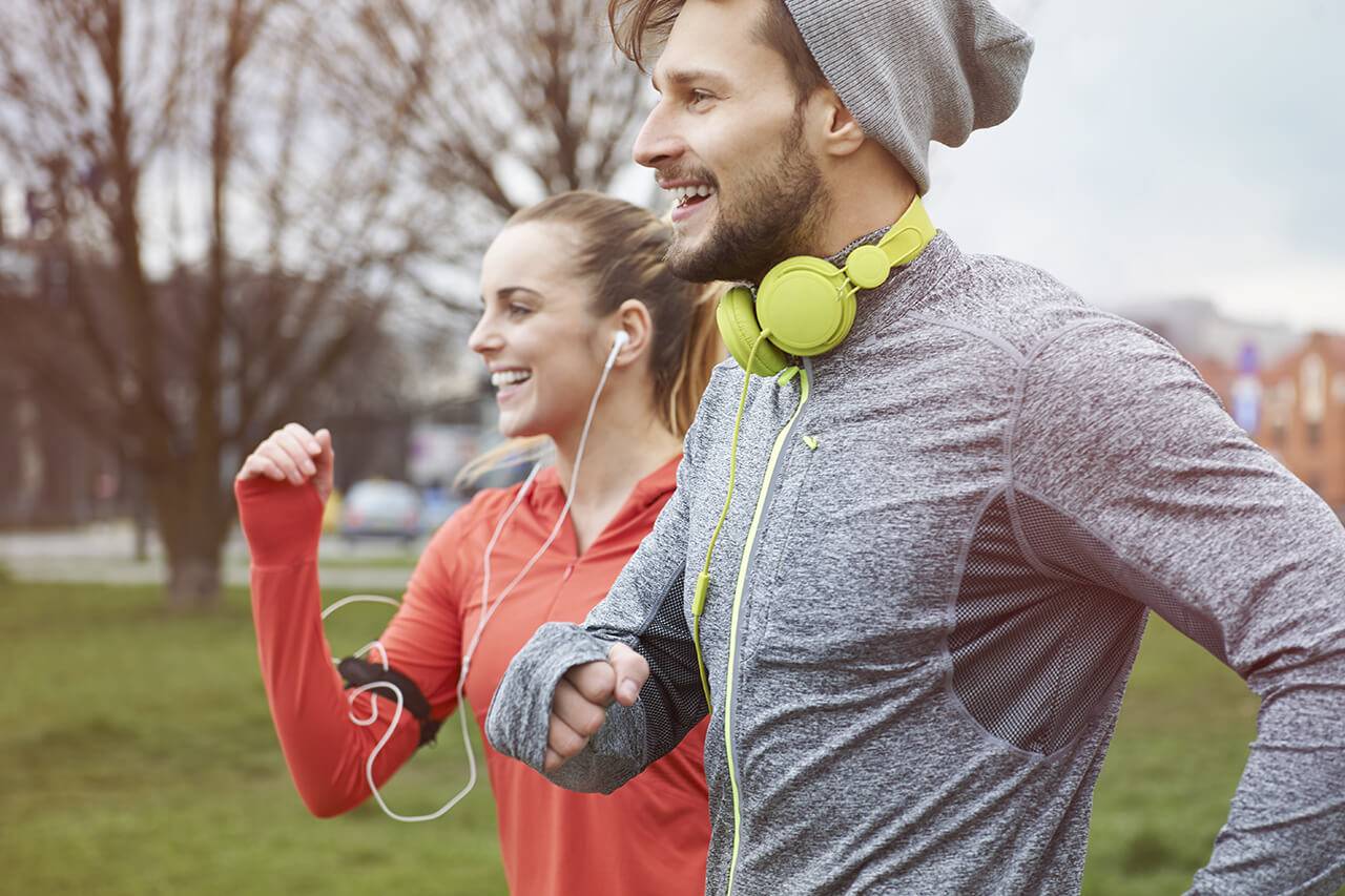 Deportista con una sonrisa sana, mostrando la relación entre salud bucal y rendimiento deportivo
