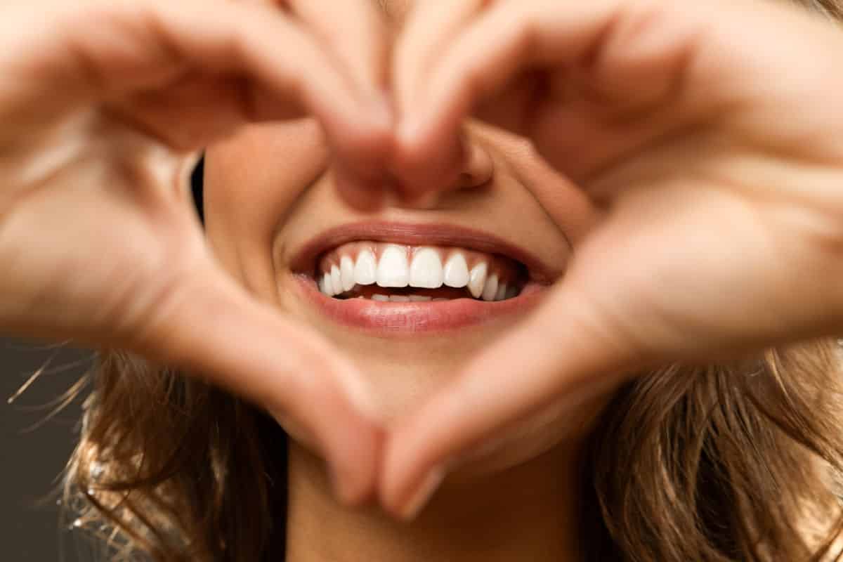 Sonrisa de mujer con encías sanas