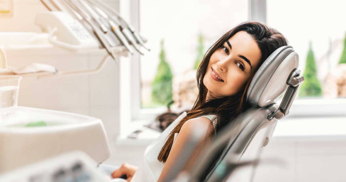 Persona adulta mostrando con miedo al dentista