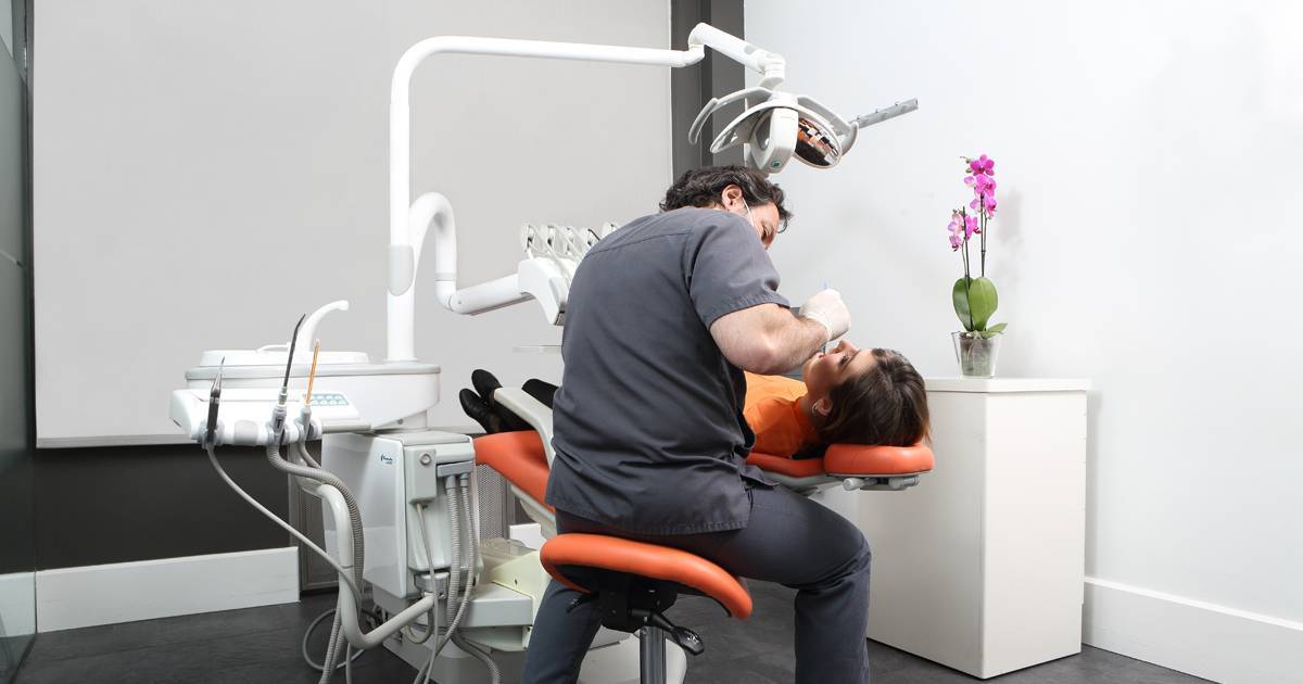 Imagen microscópica ilustrando la placa bacteriana en la superficie de un diente y una persona utilizando hilo dental correctamente.