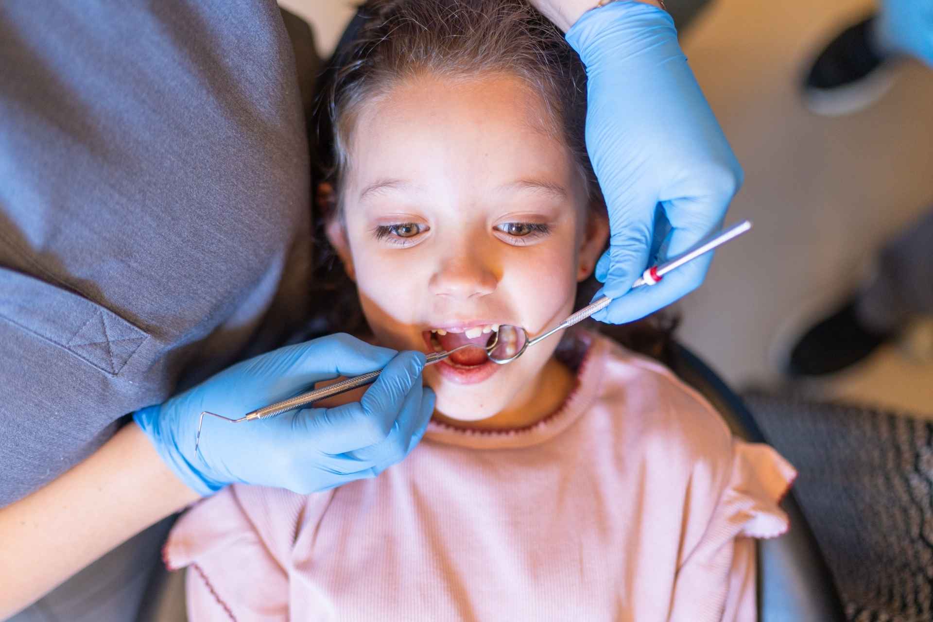 nina en una revisión dental